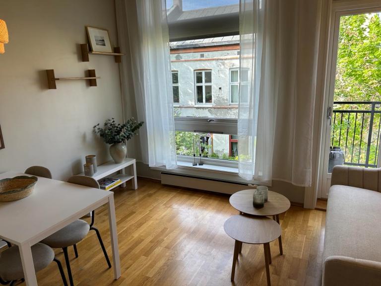 Stue/kjøkken med utgang til balkong