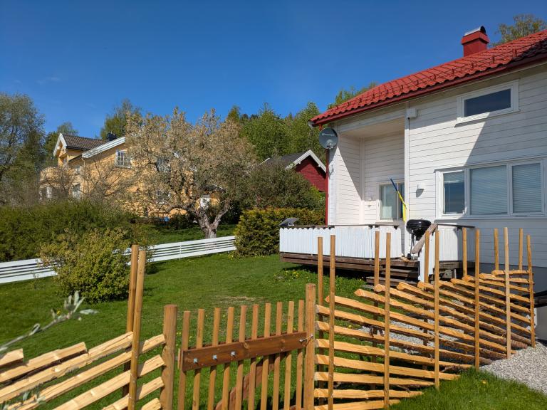 Nytt gjerde rundt tomten som adskiller hagen mellom boligene.