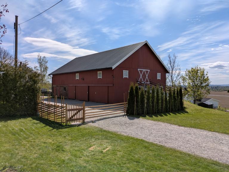 Garasje til utleiedel i låven.