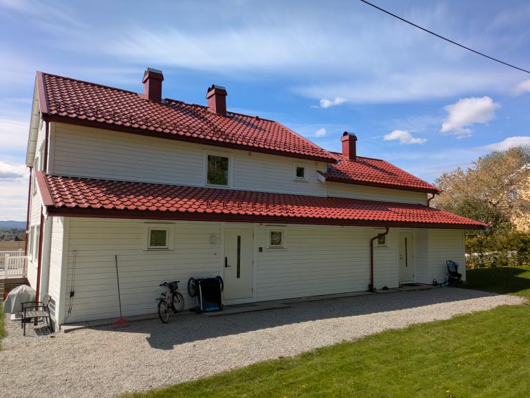 Utleiedel har inngangen til høyre.