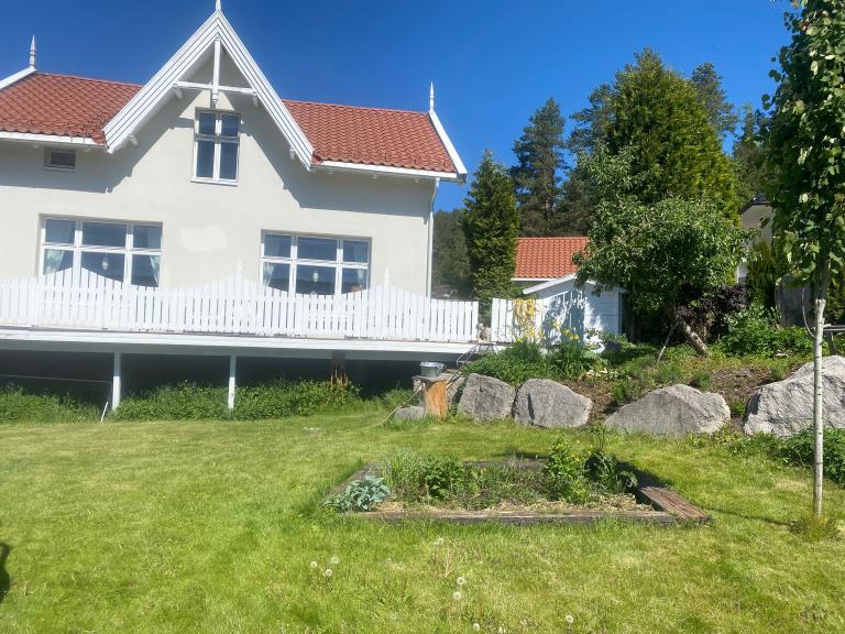 Vakker villa i sveitserstil. Usjenert hage.