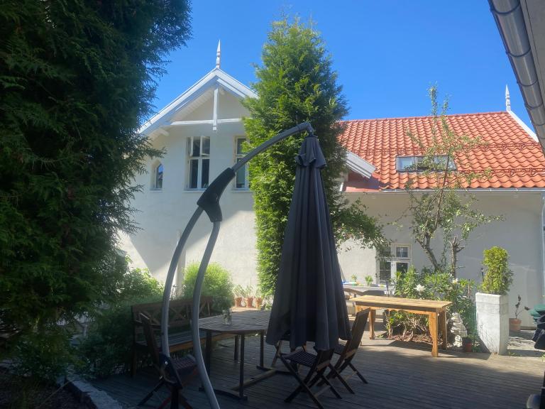 Platting med utgang via vaskerom. Her kan man sitte helt usjenert.