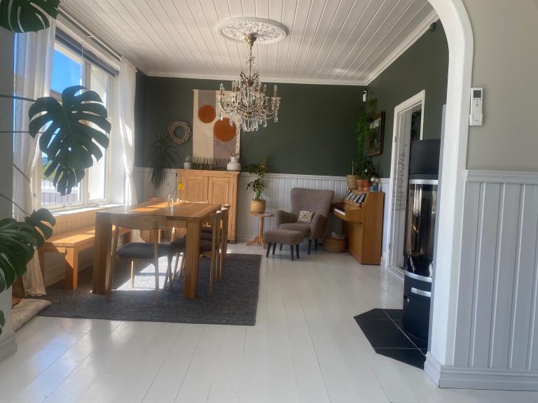 En av tre stuer. God takhøyde, og lysekroner med rosett i taket.