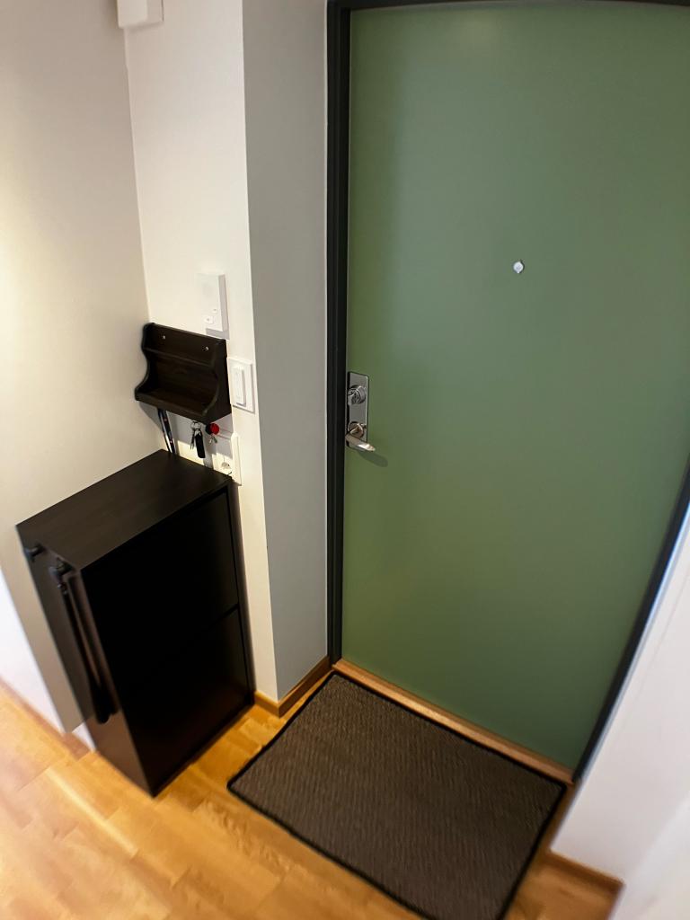 Entréen er utstyrt med skoskap og hylle for oppbevaring av nøkler og diverse