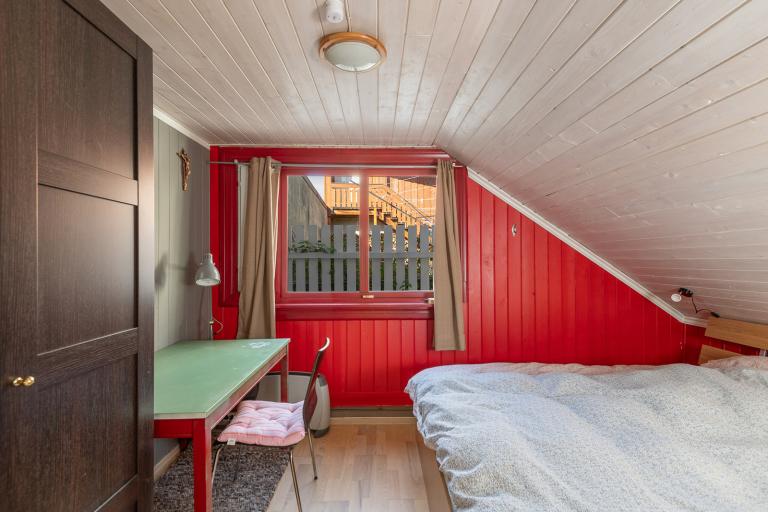 Koselig soverom med skrivebord, garderobeskap og stor dobbeltseng