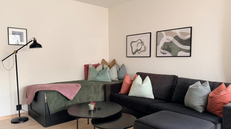 Dagseng med oppbevaring som kan benyttes som enkeltseng eller dobbeltseng