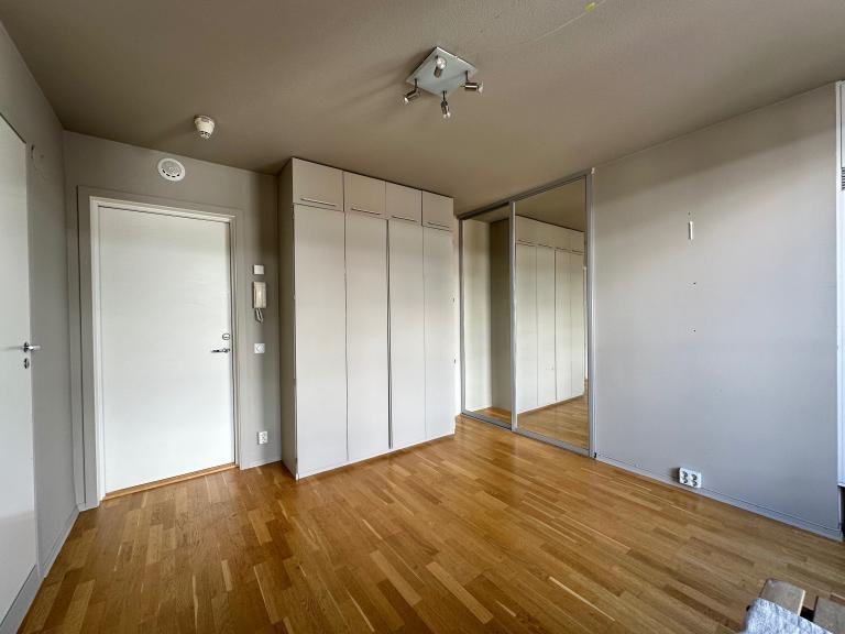 Skapseng lukket, skyvedørsgarderobe, kjøkken bak til venstre, bad til venstre, utgangsdør hvit.