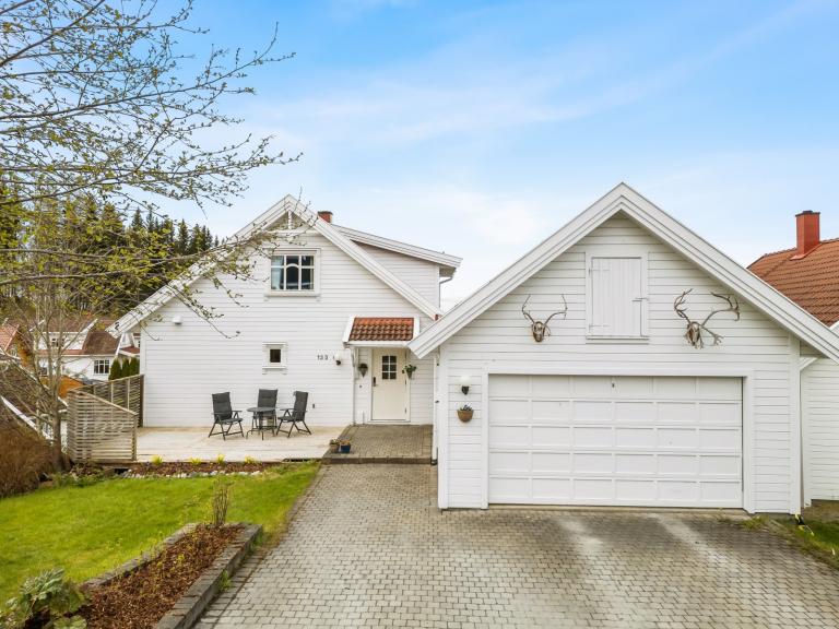 2 garasjeplasser + oppstillingsplass ute.