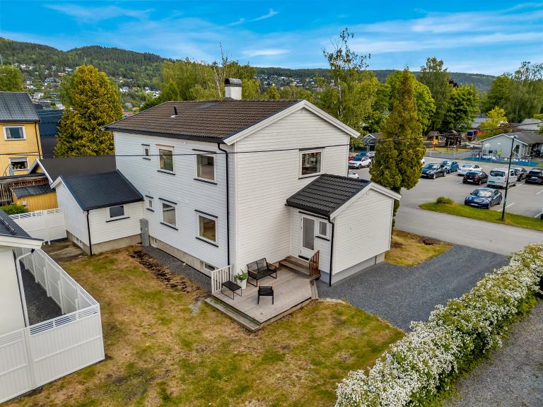 Markterrassen tilhører denne leiligheten. Plenareal er fellesareal