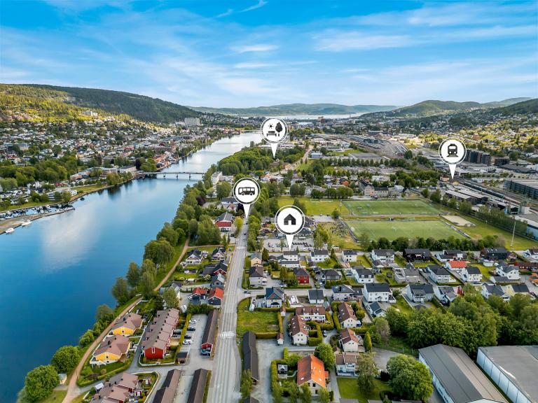 Leiligheten ligger svært sentralt på Gulskogen med gangavstand til kjøpesenter, tog og buss. Det er gang- og sykkelvei langs elva på begge sider