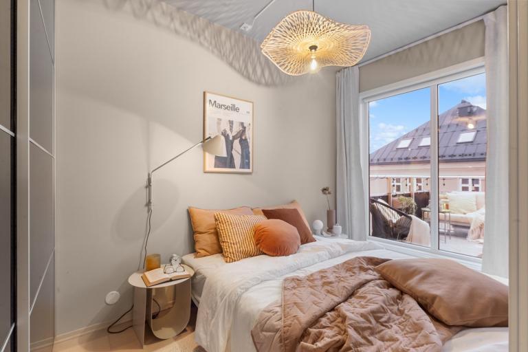 Soverommet har plass til dobbeltseng og nattbord.