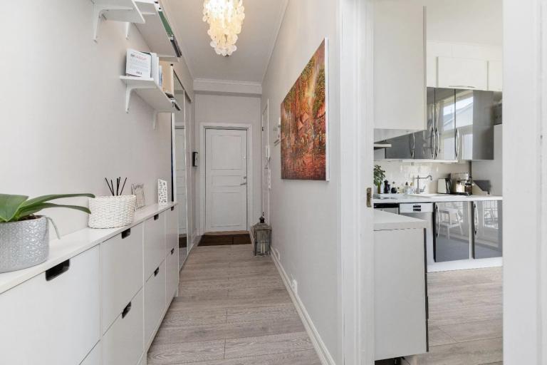 angen er romslig og har garderobeskap med god plass ved inngangsdøren.