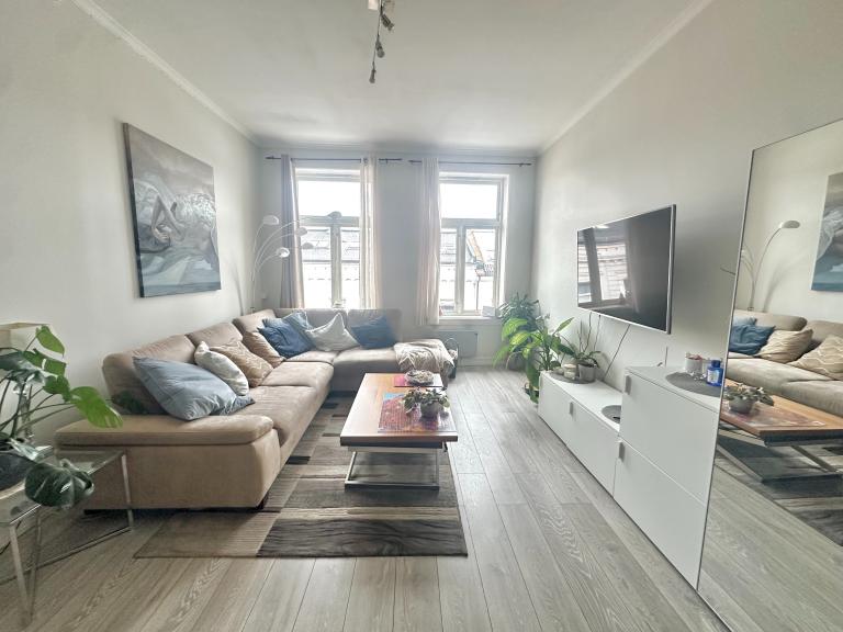 I stuen er det høyt under taket og gode lysforhold.