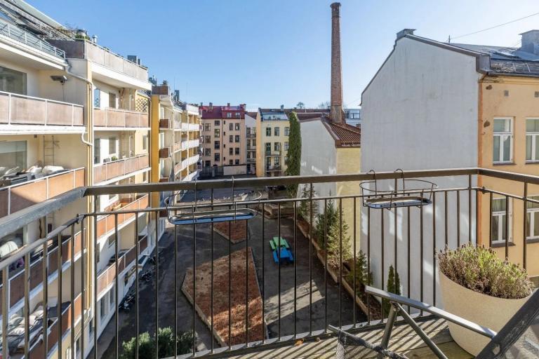 Balkongen vender mot stille bakgård, østvendt.