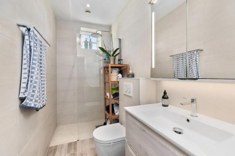 Badet er renovert i 2018 og har vaskesøyle med vask- og tørketrommel som følger med.