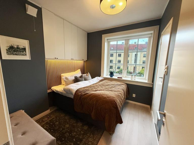 Soverom med dobbeltseng og god skapplass