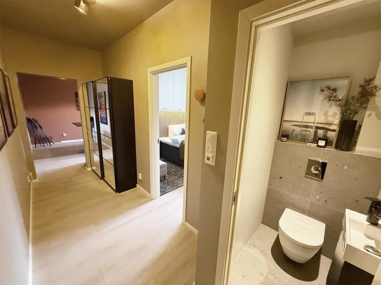 Entre`` med skap og speil