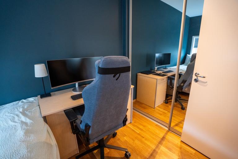 Soverom med stor garderobe