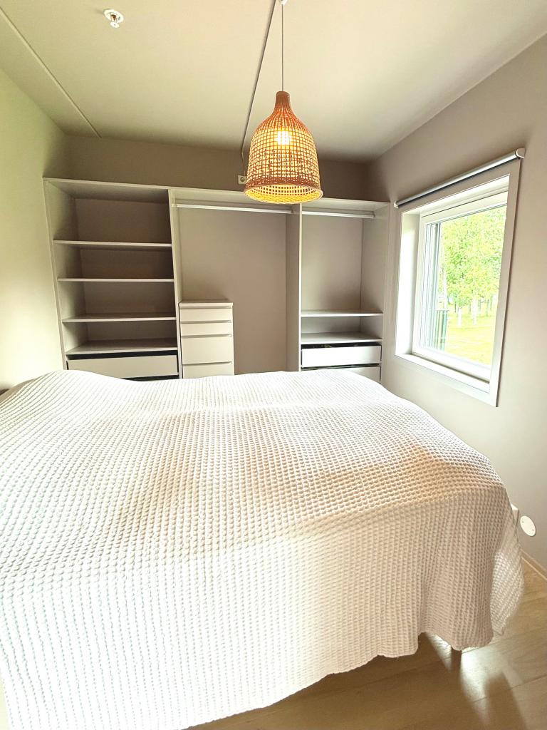 Soverom med garderobe og utvendig solskjerming 