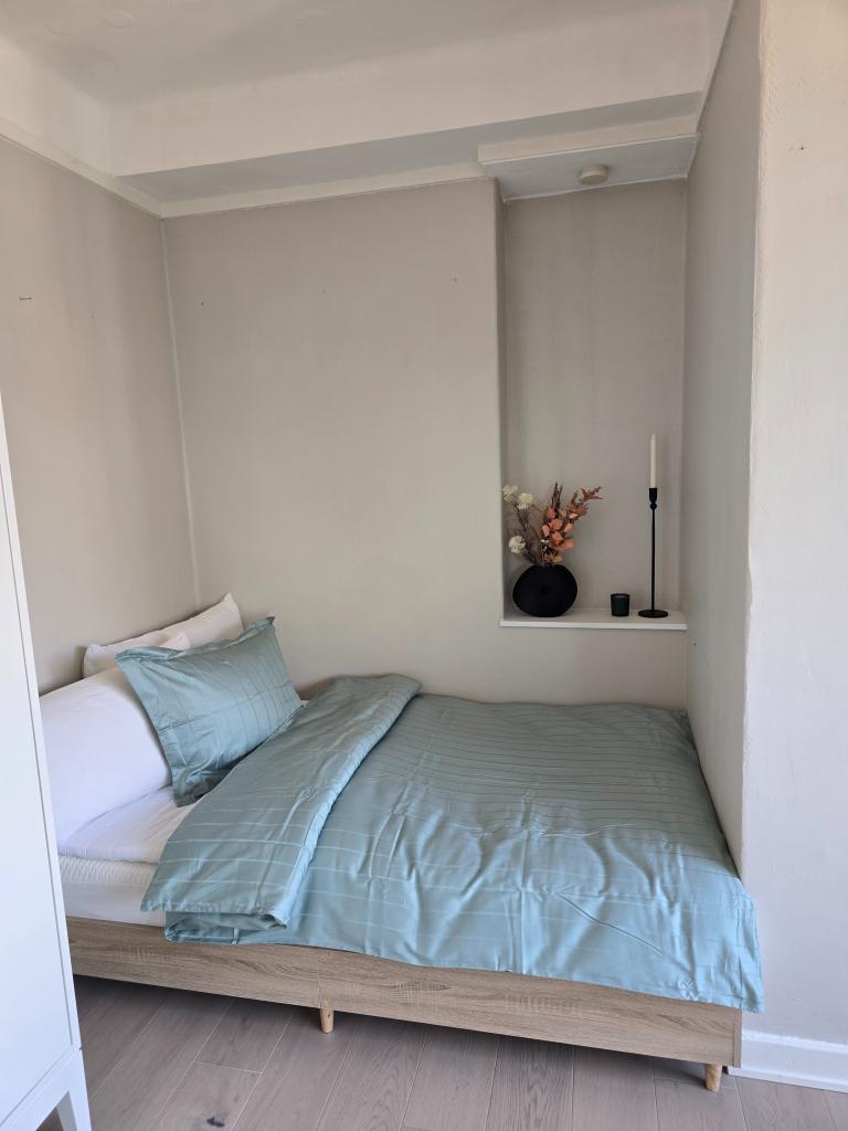 Sovealkove med hylle innfelt i vegg