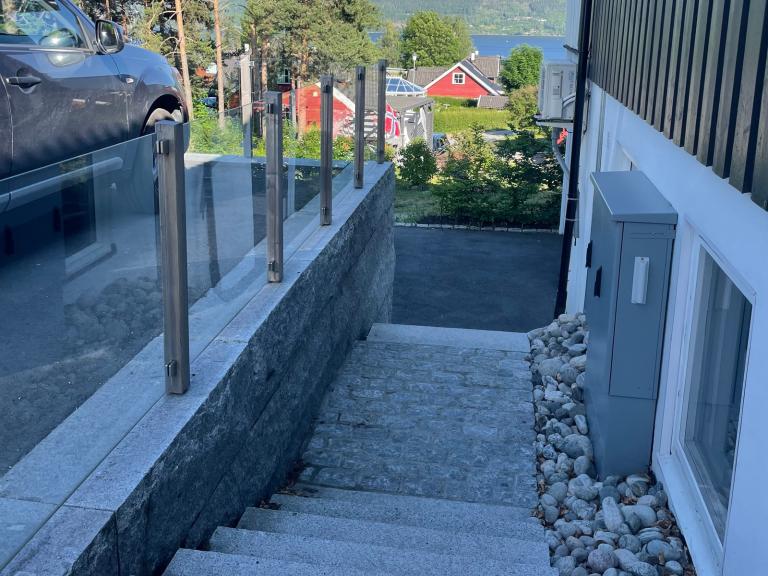 Trapp ned til leilighet, ved siden av P-plass