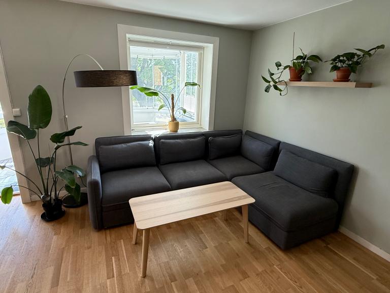 Stor sofa med oppbevaringsmuligheter