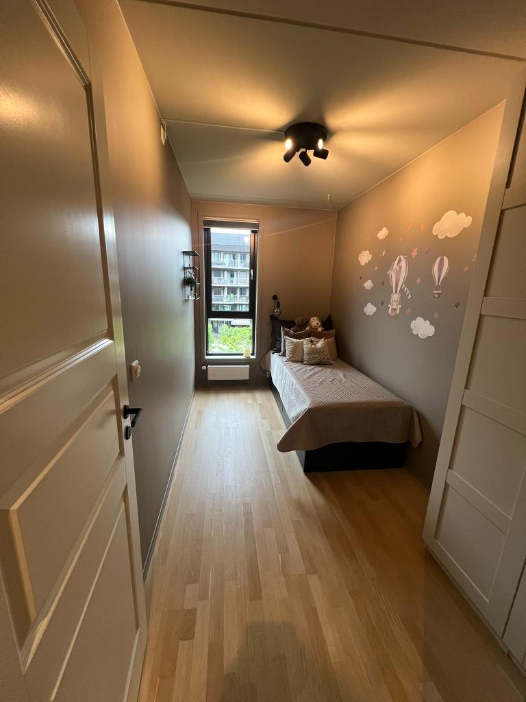 Klistremerkene på veggen kan tas bort. Soverommet er i midten på plantegningen.