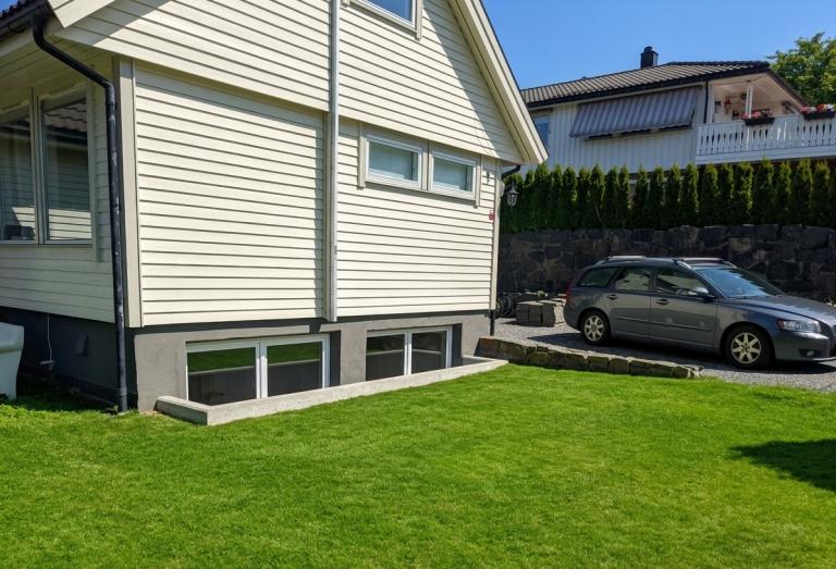Solrik uteplass og parkering for inntil 2 biler