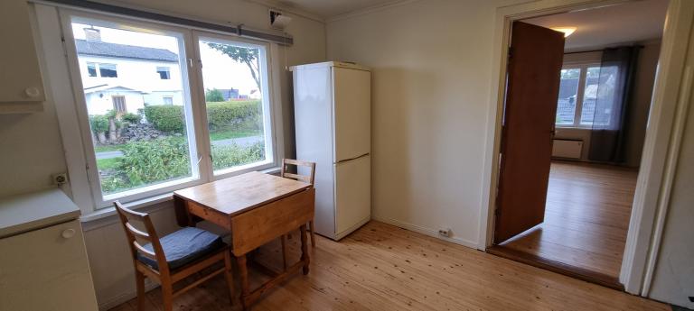 Koselig spisekrok med kjøl/frys på kjøkkenet