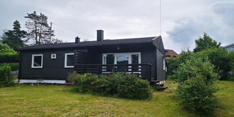 Huset sett fra veien.