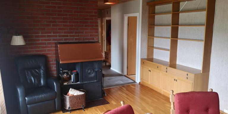 Stue med vedovn/peis.