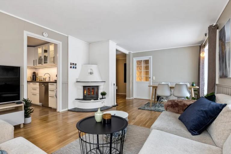 Stuen har fungerende peis