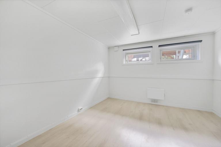 Vindu til vestre er byttet ut med ett stort. Rommet er pusset opp med slette gips vegger og tak.