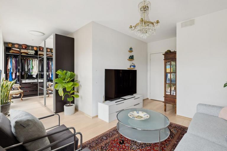 En annen del av rommet med garderober