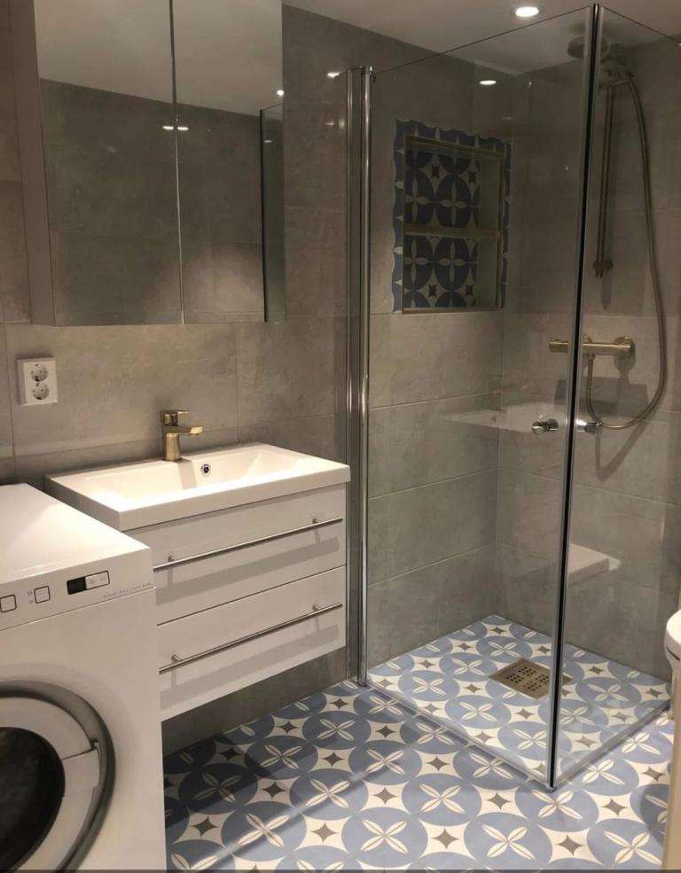 Bad med vaskemaskin.