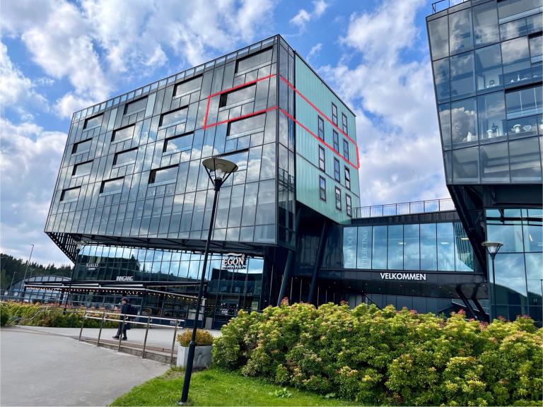 Fasade. Leiligheten er rammet inn med rødt