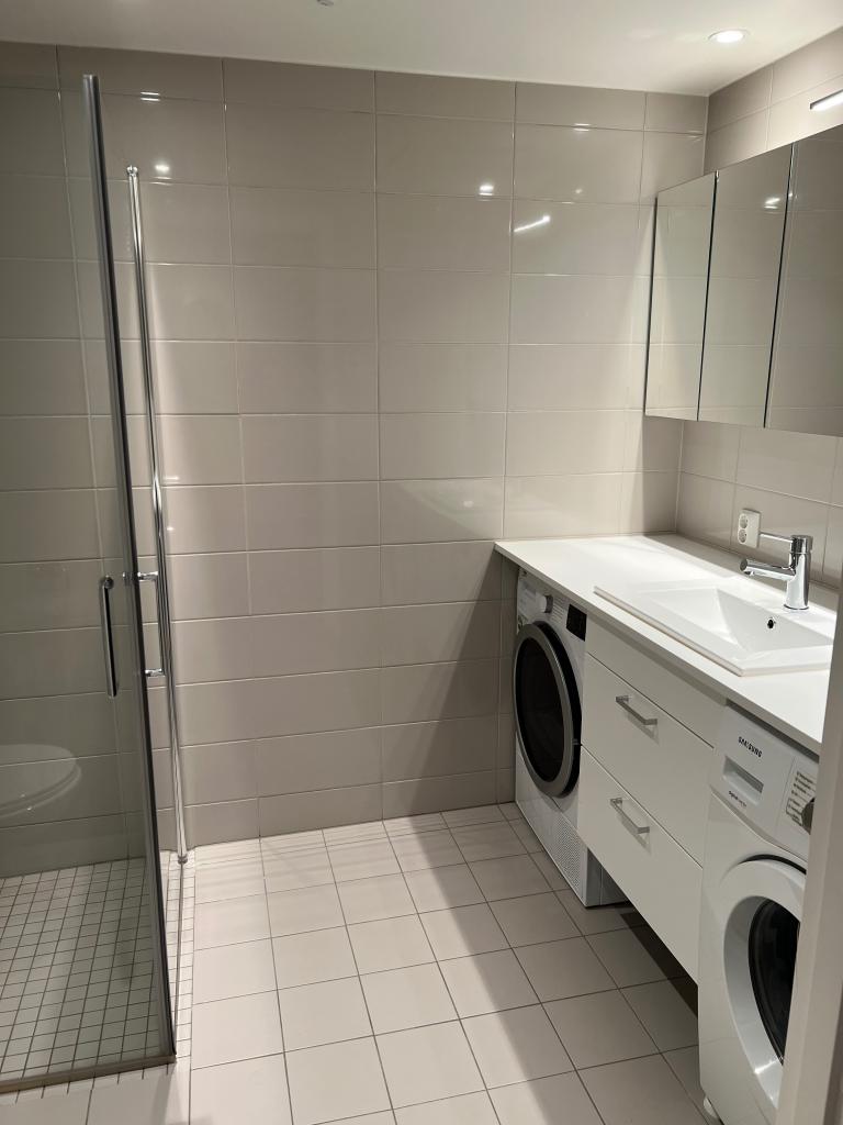 Toalett med vaskemaskin og tørketrommel