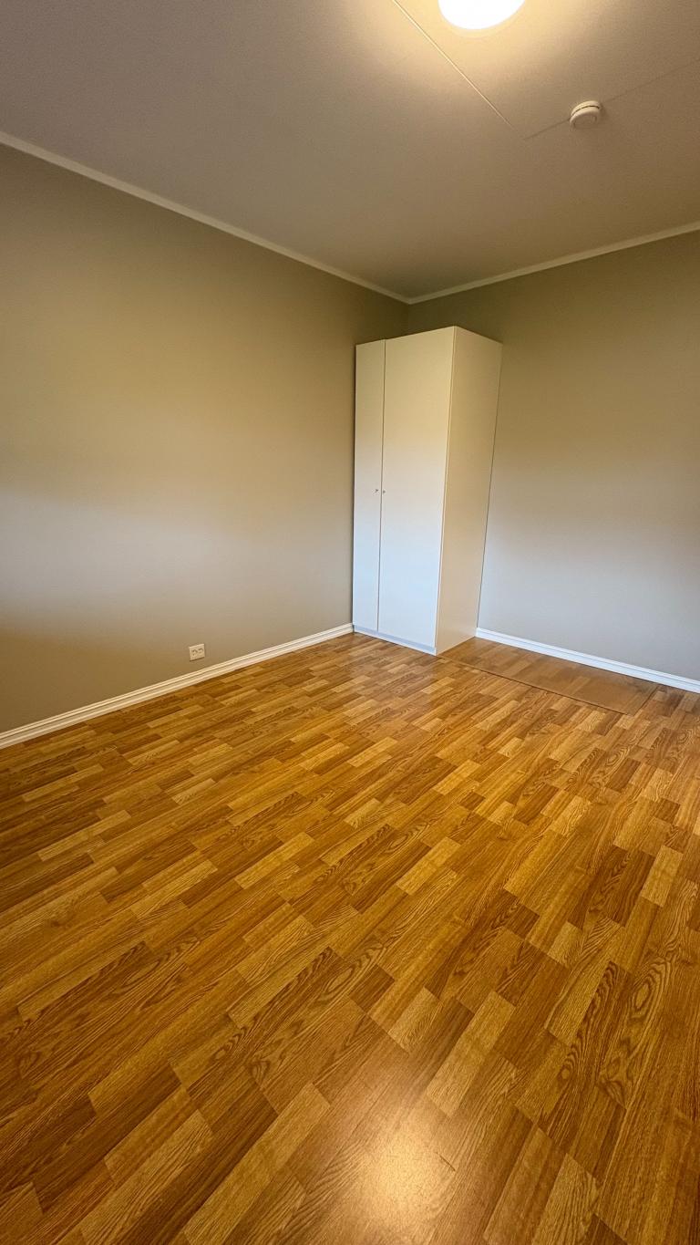 Soverom-stue med garderobeskap