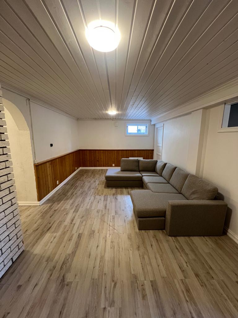 Stue med stor sofagruppe