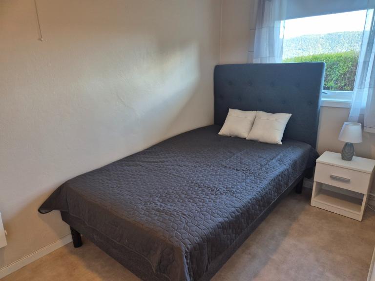 Soverom (seng har bredde på 1,20 m) med god skapplass.