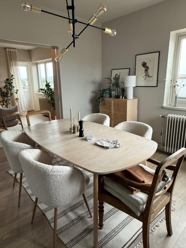 Kjøkken mot stue, med skyvedører i glass