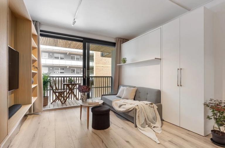 Enkelt å greit å bytte mellom seng og sofa. Tar bare noen sekunder. Søt liten balkong og garderobeskap ved sofa.