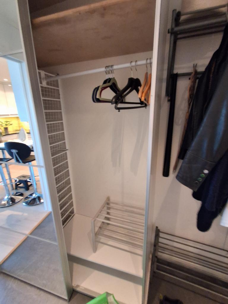 Garderobeskap med hyller og tråd kurver