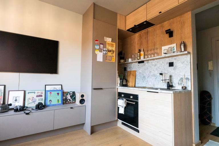 Kjøkken med stort kjøleskap og fryser