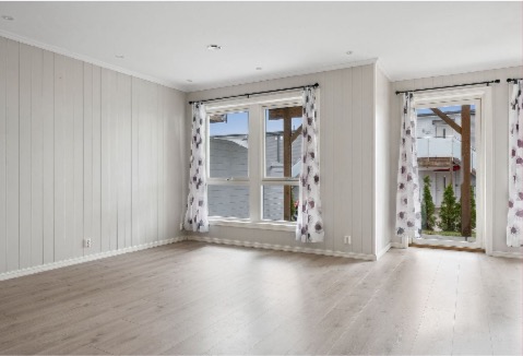 Stor stue med store vinduer 