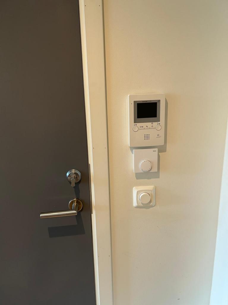 Digital ringeklokke som kan besvares med telefon