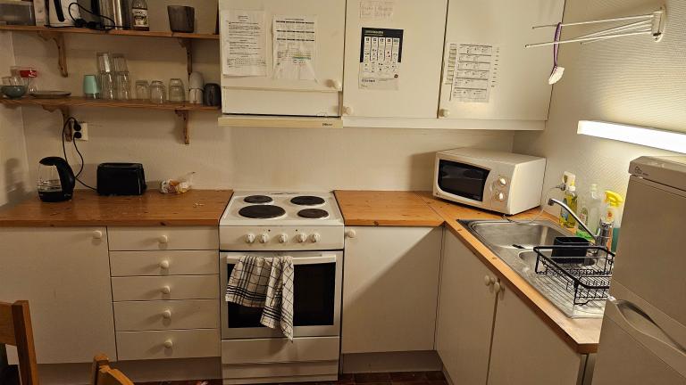 Felles kjøkken med egne fryseplasser og hyller i kjøleskap