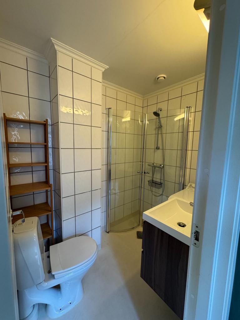 Baderom inn fra soverom