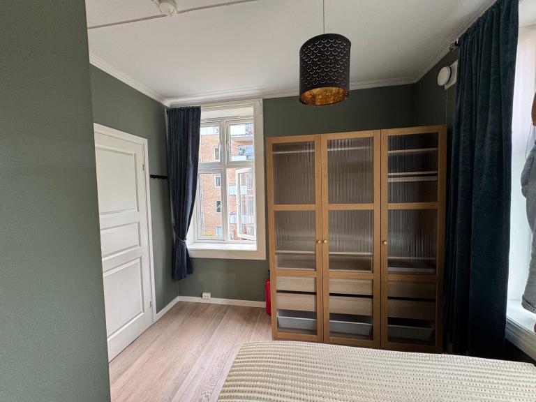 Klesskap, vinduer fra to kanter