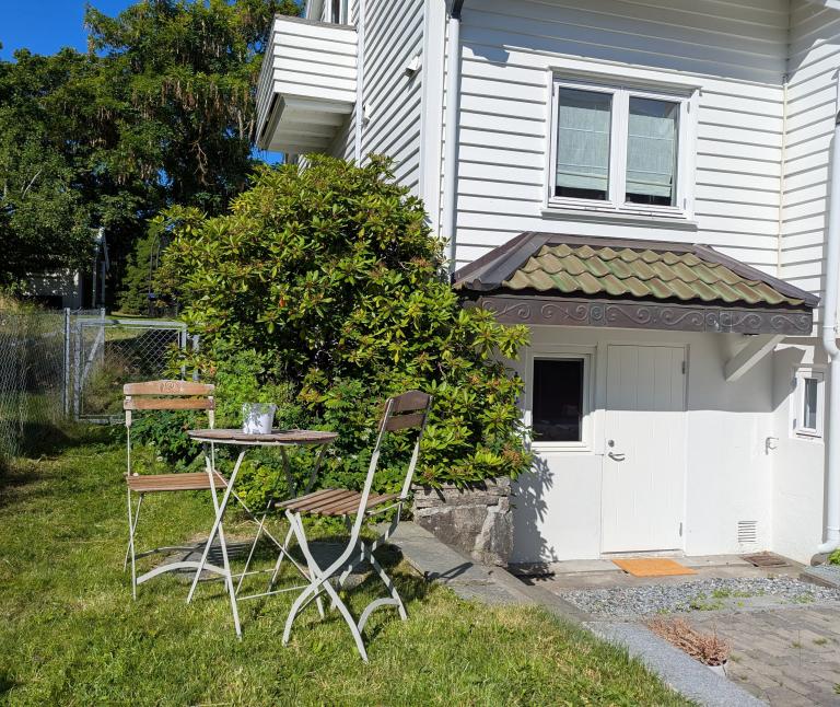 Egen inngang og tilgang til hageflekk (ikke eksklusiv) m/bord og stoler som på bildet, om ønskelig